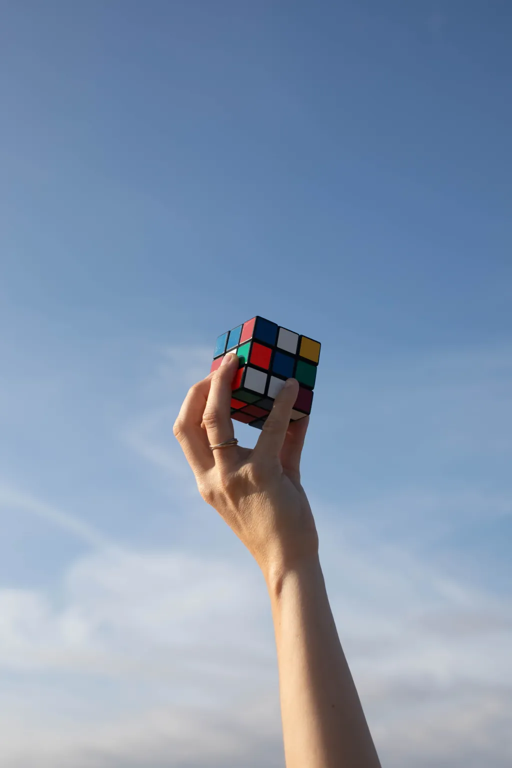 Foto de fondo_Devops&Cloud_Cubo_de_Rubiks_En_La_Mano